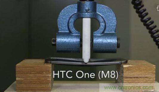 變彎的iPhone 6嚇壞了不少小朋友