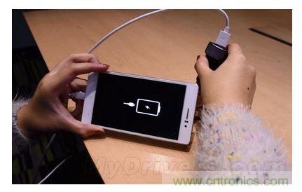 手機電池寒冷時為什么總充電？