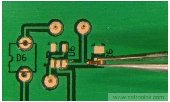 插入鉚釘，并將板子翻轉(zhuǎn)過(guò)來(lái)