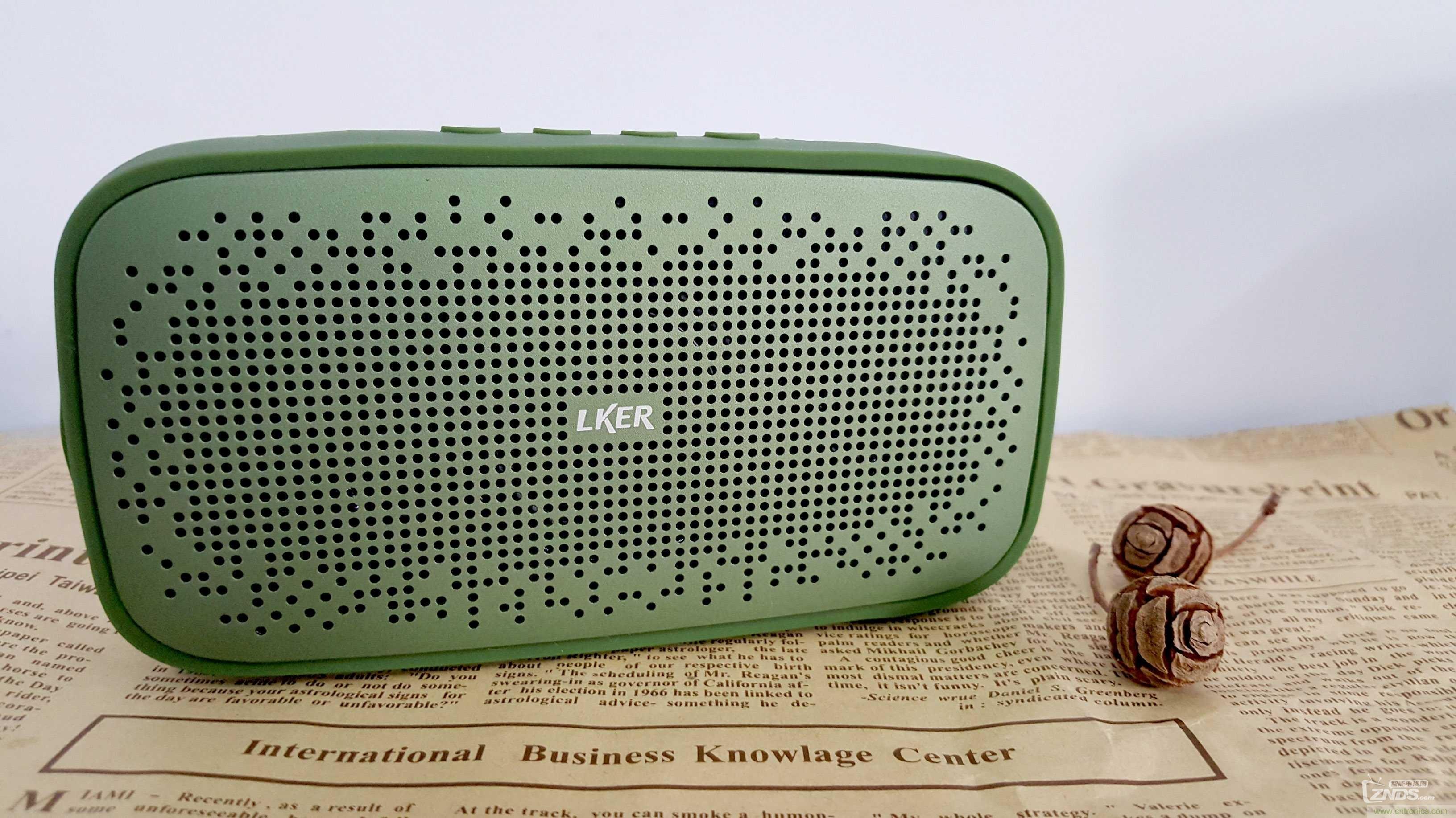 搞怪&ldquo;美人魚&rdquo;盡享靈克藍(lán)牙音箱的天籟之音！