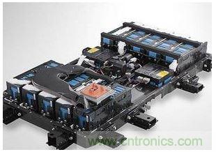 【導讀】電池管理系統(tǒng)（BMS）作為實時監(jiān)控、自動均衡、智能充放電的電子部件，起到保障安全、延長壽命、估算剩余電量等重要功能，通過一系列的管理和控制，保障電動汽車的正常運行。   據(jù)相關統(tǒng)計，2013年全球電池管理系統(tǒng)市場產(chǎn)值成長逾10%，2014年至2016年成長幅度將大幅躍升至25-35%。到2020年前，電動汽車將保持約15%~30%的年復合增長率，除了純電動汽車、插電式混合動力汽車和混合動力汽車的數(shù)量增長之外，新型的48V輕度混合動力系統(tǒng)也將顯著促進增長。鑒于此，電子發(fā)燒友采訪了美國力特公司（Littelfuse）中國區(qū)銷售總監(jiān)查勇。  針對當前市場，力特公司中國區(qū)銷售總監(jiān)查勇談到，當前基于低或零排放而改善空氣質(zhì)量的需求，對汽車提出更高的效率要求，隨著整個汽車中電負載的增加（如汽車動力的提升、多媒體用電等），要求高電壓供電以及更強大的供電系統(tǒng)。  目前電動汽車/混合動力汽車架構(gòu)主要有四類：一是HEV（Hybrid），油、電混合動力，電池靠發(fā)動機充電；二是PEV（Plug-in），油、電混合，電池需外部充電；三是BEV（ Battery Electric Vehicle），純電池供電；四是化學燃料電池供電。查勇表示，當前油、電混合動力汽車占有的市場比例比較大，后期會慢慢往純電動轉(zhuǎn)型。   那么，鋰離子電池有哪些優(yōu)勢？  我們知道，電動汽車的供電系統(tǒng)是由若干個鋰離子電池組成的。   鋰電池組是由一個個電池單元組成，每一個電池組大約有500~7000個單元，這對電池的管理與控制提出了更高的要求。   鋰電池技術將是任何類型電動汽車的基礎。查勇表示，目前還在不斷改進之中，未來將提供所需的最佳成本及功能性，對于成本在未來幾年里預計將降低四分之一到三分之一，而能量密度具有相同的增長幅度。在上圖中，鉛酸電池、鎳氫電池、鋰離子電池的比較表，可以看到鋰離子電池在功率密度和充電循環(huán)壽命上的優(yōu)勢是其它無法替代的。    鋰電池系統(tǒng)存在哪些技術瓶頸？   對于鋰離子電池技術方面，還有很多地方需要進一步完善，查勇談到主要有三點：  其一，充放電狀態(tài)。當充放電狀態(tài)在一定范圍內(nèi)時電池才能安全可靠地運行，高放電和過充電會降低鋰離子電池的效率和壽命，理想的荷電狀態(tài)為最大充電量的20%至90%左右；  其二，安全電池工作電壓。保持電池電壓在最低2 V和最高4.2 V之間，過高的電池電壓會導致過多的電流流動，在最壞的情況下，短路會破壞電池；  其三，熱管理。溫度控制尤為重要，因為過高的溫度可能會在負極過程中導致一種聯(lián)鎖反應，從而導致因可能的電極短路以及可燃氣體從有機溶劑（電解液）中除氣而發(fā)生危險情況。  要使電池工作在可靠和安全的狀態(tài)，就必須管理電池的充、放電狀態(tài)，及監(jiān)管電池的安全工作電壓，目前大多采用的是主動均衡和被動均衡技術。查勇補充到，對于保護器件保險絲而言，小體積，高電壓仍是一個技術難點。  安全性方面該如何把控？  鋰離子電池需要通過電池管理系統(tǒng)進行仔細監(jiān)測和調(diào)節(jié)，對電池管理系統(tǒng)本身進行保護是保證這一重要的系統(tǒng)在所有情況下（組裝、保養(yǎng)、正常操作）安全可靠。    在短路情況下，會在電力線上引起強大的電流。查勇表示，針對這樣的情況，推薦使用具有較高分斷能力的保險絲的合適的熔斷技術，如力特公司的0HEV系列。電池管理系統(tǒng)通常通過高阻抗感應線連接，因此短路電流會顯著降低，允許使用電子保險絲，電當然壓高低要求取決于電池結(jié)構(gòu)。   針對電池保護，力特保險絲和TVS二極管保護具有很大的優(yōu)勢：   1） 作為全球保護器件的領導者，力特提供全系列的保護器件，包括Fuse、PPTC TVS Diode、TVS Diode Array，同時提供不同的保護方案；  2） 所有器件滿足AEC-Q101和AEC-Q200汽車認證；  3） LAB 能針對客戶提供多樣的測試需求。   查勇指出，隨著越來越多的汽車應用（如電池傳感器線路保護）依賴電子保險絲，在目前汽車中使用的電子保險絲沒有定義官方標準的情況下，力特根據(jù) AEC-Q200 準則制定了一項測試計劃，對保險絲在汽車應用的適用性和可靠性進行測試，這項測試計劃包含18項測試，例如1000小時高溫高濕測試、1000循環(huán)溫度沖擊測試、特殊機械沖擊及振動測試等，所用的樣本量也有更加嚴格的要求。&ldquo;只是一次測試做到了還不夠，如何保證每批貨都通過這個測試？整個質(zhì)量控制體系才能保證高品質(zhì)的一致性和持續(xù)性，這是某些廠商所不具備的，需要特別注意。&rdquo;   另外，力特不斷在汽車應用電子保險絲的合格范圍內(nèi)提供更多的產(chǎn)品。對于直流濾波電容和IGBT的保護，過去使用的是齊納二極管，但是它們無法提供與 TVS 二極管相同的優(yōu)勢，如快速響應、更高的浪涌能力和更高的可靠性。   比如，車載充電器通過CAN 總線與其他系統(tǒng)進行通信，在密集的汽車環(huán)境中，CAN 線路會遭受ESD或其他汽車系統(tǒng)通過耦合或傳導而引起的其他瞬變所導致的過電壓應力。對此，查勇表示，針對CAN總線開發(fā)出了專用的保護器件，SM24CANA和SM24CANB. 其不僅具有ESD能力，還有一定的抗浪涌能力，同樣也滿足AEC-Q101汽車認證。  不難發(fā)現(xiàn)，鋰電池系統(tǒng)是由若干單節(jié)電池組成的，架構(gòu)都比較復雜，是整個系統(tǒng)能否可靠工作的關鍵所在，也極易受到靜電、開關功率負載、感應浪涌、過負載、短路等過電流和過電壓得威脅，因此精心選擇和正確放置保護元器件進行過電壓和短路保護尤為重要。  最后，查勇表示，大力發(fā)展新能源汽車已成為各國共識，世界主要國家如美國、中國、日本、德國、韓國、英國等都紛紛建立了自己宏偉的新能源汽車產(chǎn)業(yè)規(guī)劃。新能源汽車的安全性問題，一直是汽車產(chǎn)業(yè)的重點工作之一，在展望新能源汽車快速發(fā)展的同時，我們須認識到，穩(wěn)定、高效、安全、可靠的電池管理系統(tǒng)產(chǎn)品，是保障電動汽車的正常運行的關鍵，只有這樣新能源汽車才能擁有可持續(xù)發(fā)展的未來。