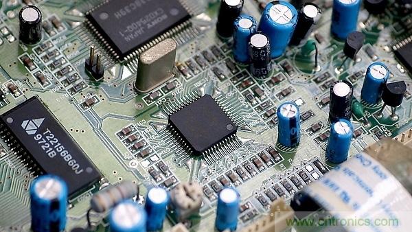 如何通過元件擺放來改善電路板的EMI？