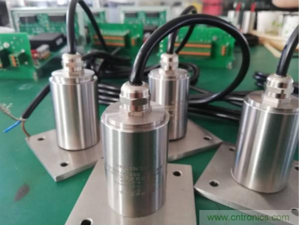 振動(dòng)傳感器的機(jī)電變換原理？主要的分類(lèi)有哪些？